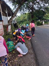 Warga Padukuhan Pulegundes I gerakan Jumat Kliwon Bersih